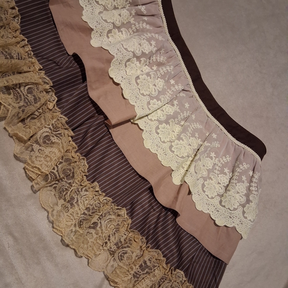 RQ BL- High-Low Lace Layered Skirt in Beige and Cream - Picture 15 of 15
